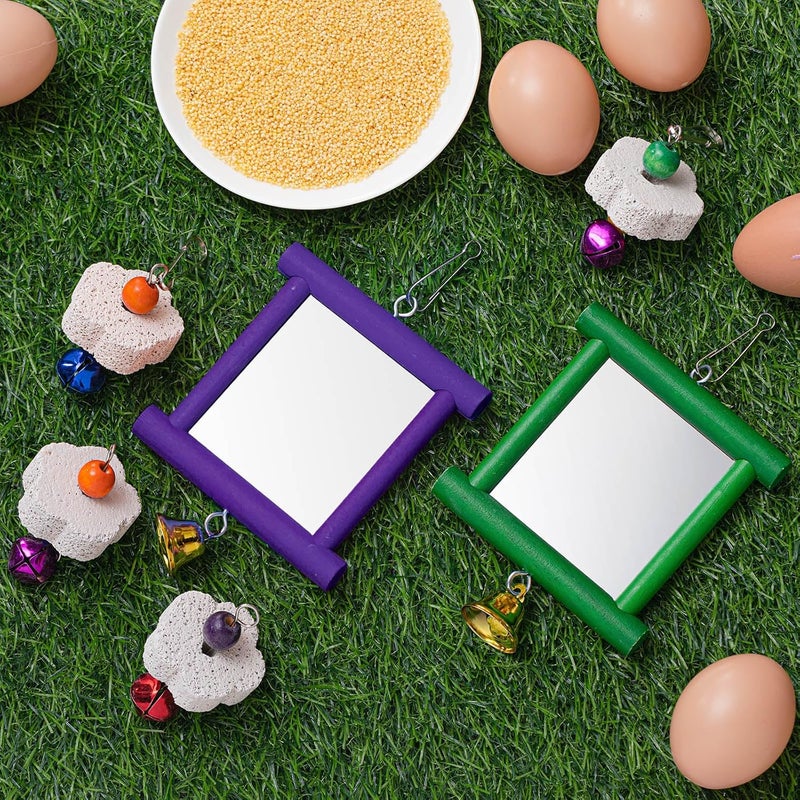 Sumind لعبة مرآة دجاج معلقة من قطعتين مع جرس ولعبة نقر خشبية و4 قطع من أحجار طحن المنقار للدجاج والطيور والببغاوات (أخضر، بنفسجي) - Image 5